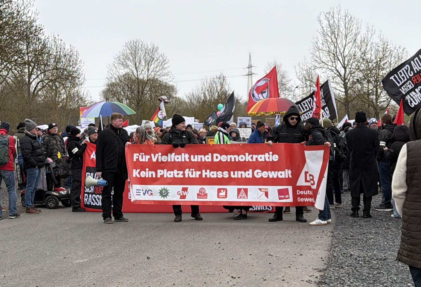 Demo in Fulda-Johannesberg: Bühne mit Aufschrift 'Fulda steht auf für Demokratie gegen Hass und Hetze' – DGB-Banner im Vordergrund. Hessen Journal war live vor Ort. 28. März 2026.